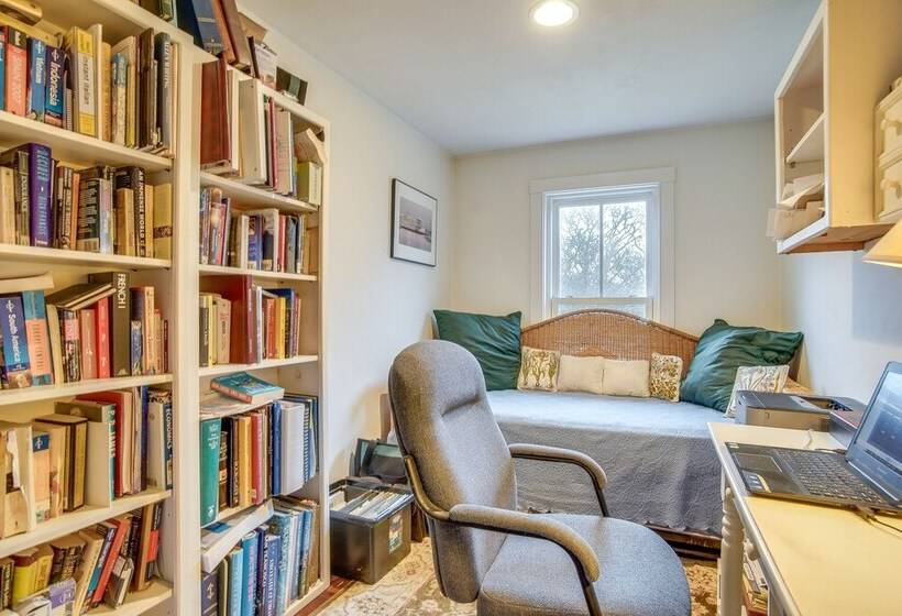 Beautiful Aquinnah Home: Ocean View, Walk To Beach