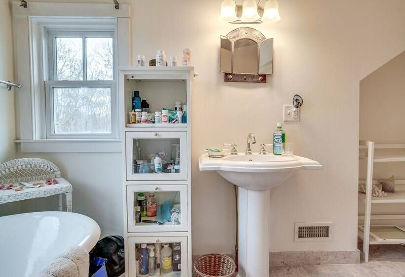 Beautiful Aquinnah Home: Ocean View, Walk To Beach