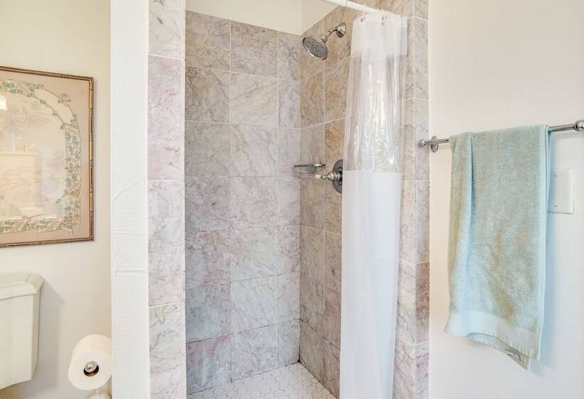 Beautiful Aquinnah Home: Ocean View, Walk To Beach