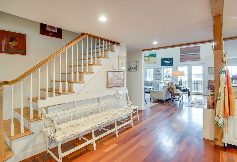 Beautiful Aquinnah Home: Ocean View, Walk To Beach