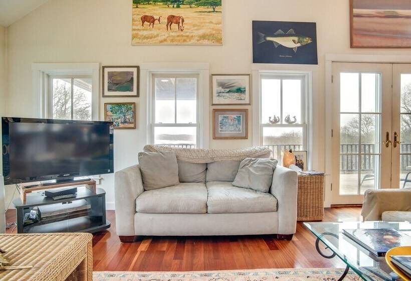 Beautiful Aquinnah Home: Ocean View, Walk To Beach