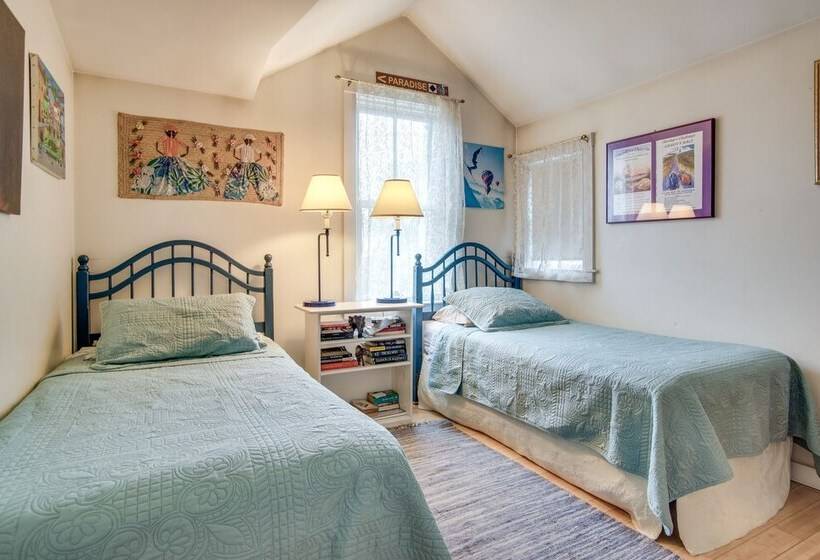 Beautiful Aquinnah Home: Ocean View, Walk To Beach