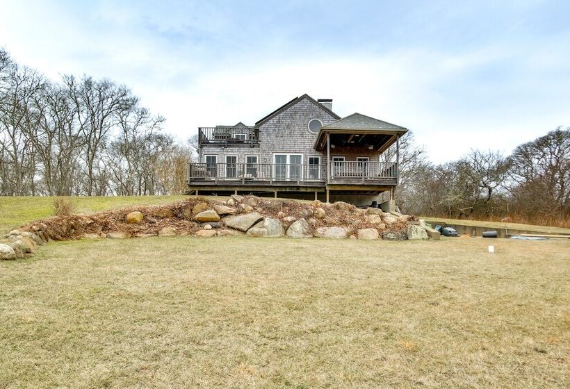 Beautiful Aquinnah Home: Ocean View, Walk To Beach