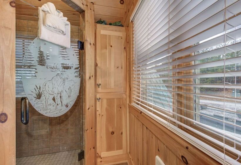 Cabin W/ Mountain Views, Hot Tub & Game Room!