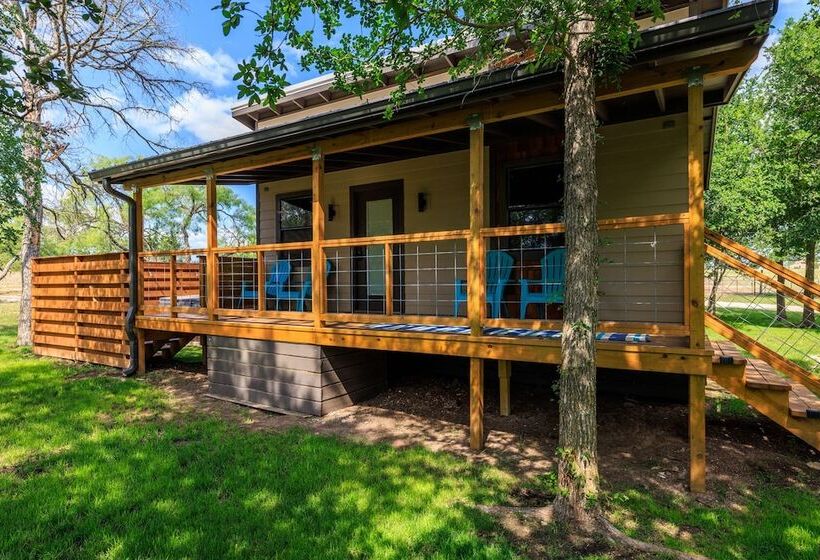 Bluebonnet Waterfront Cottage With Hot Tub