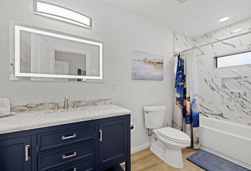 Bluebonnet Waterfront Cottage With Hot Tub