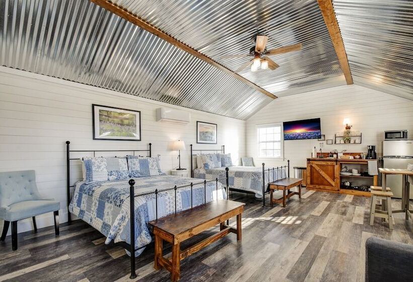 Bonny Bluebonnets Cottage With Stunning Hill Country Views