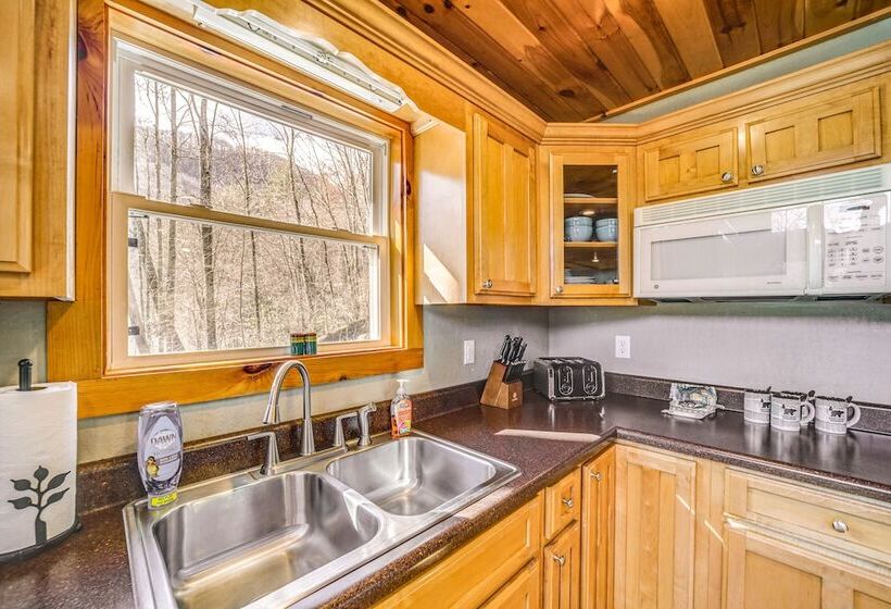 Bryson City Cabin W/ Stunning Views & Hot Tub!