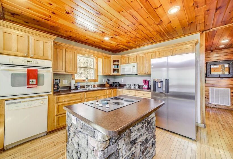 Bryson City Cabin W/ Stunning Views & Hot Tub!