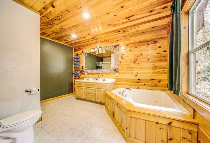 Bryson City Cabin W/ Stunning Views & Hot Tub!