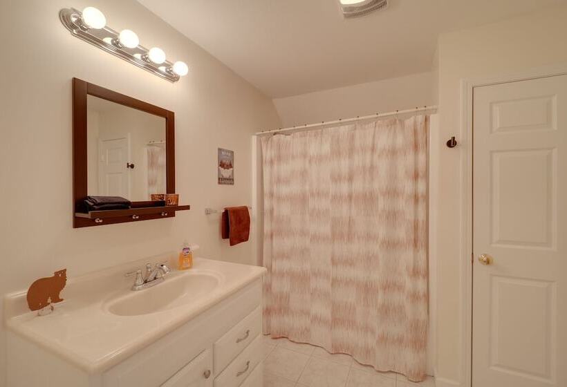 Burnsville Retreat W/ Hot Tub & Mountain Views!