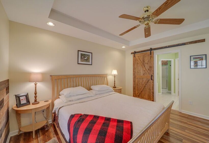 Burnsville Retreat W/ Hot Tub & Mountain Views!