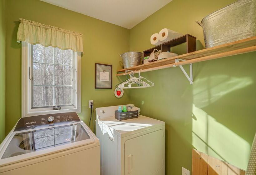 Burnsville Retreat W/ Hot Tub & Mountain Views!