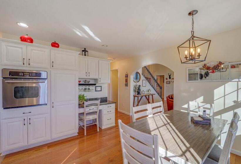 Burnsville Retreat W/ Hot Tub & Mountain Views!