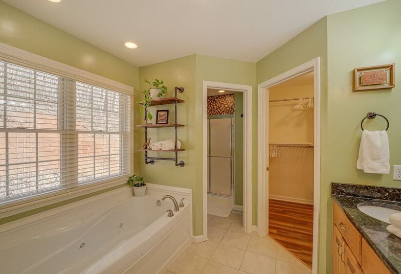 Burnsville Retreat W/ Hot Tub & Mountain Views!