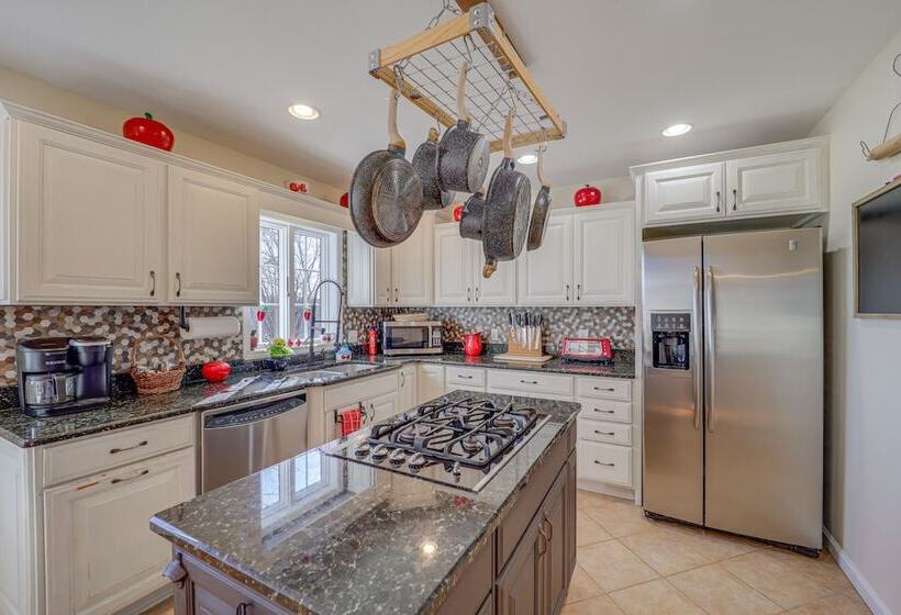 Burnsville Retreat W/ Hot Tub & Mountain Views!