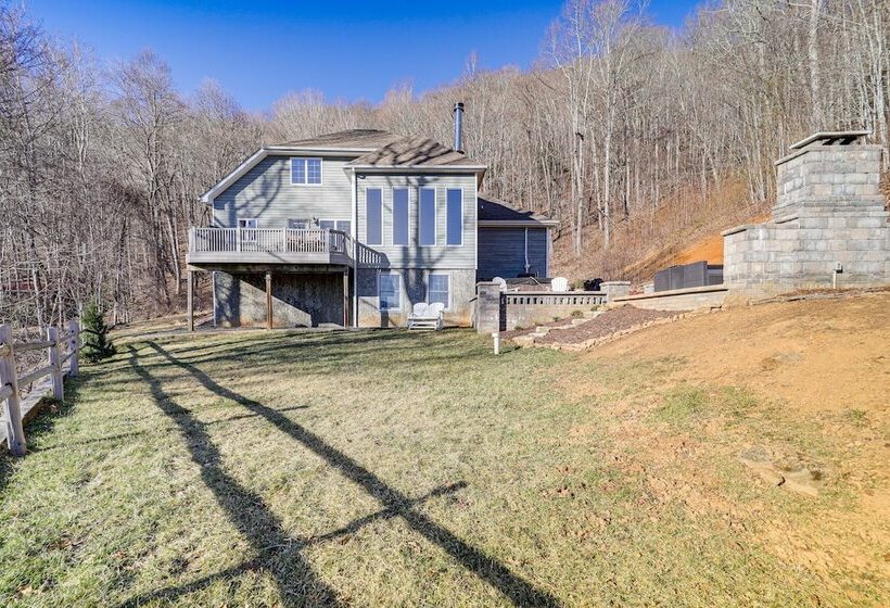 Burnsville Retreat W/ Hot Tub & Mountain Views!