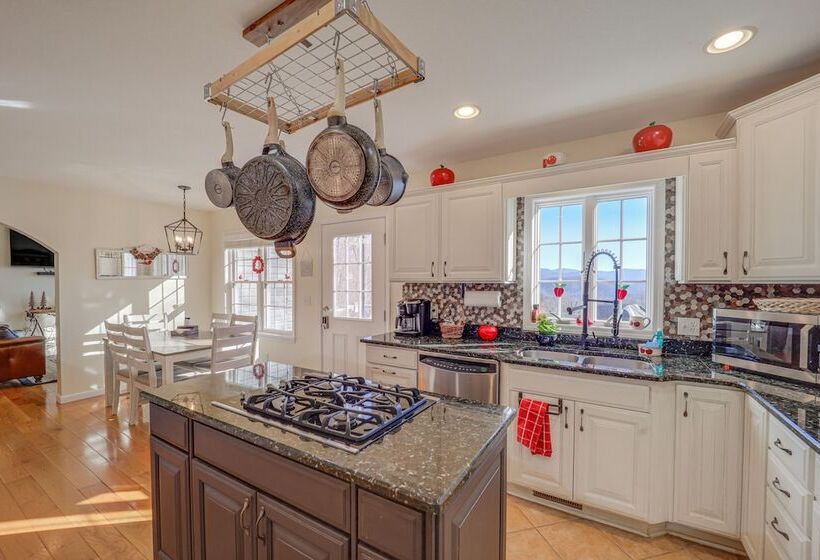 Burnsville Retreat W/ Hot Tub & Mountain Views!