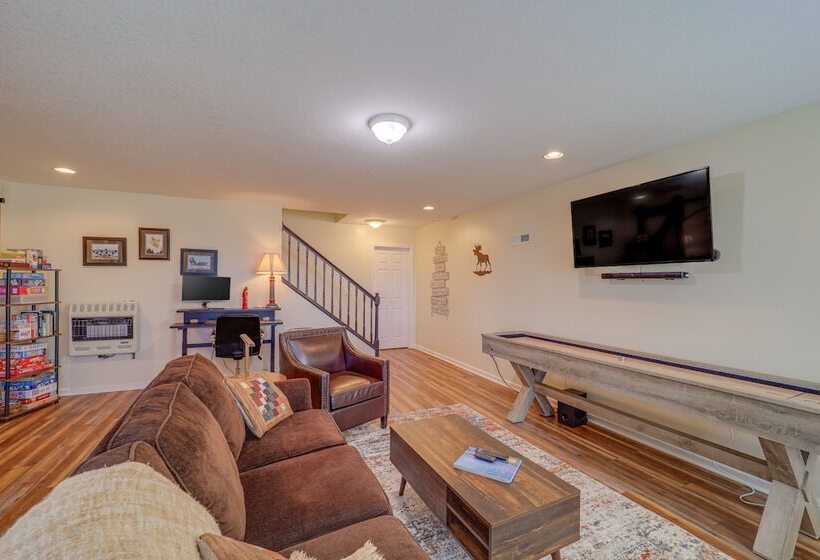 Burnsville Retreat W/ Hot Tub & Mountain Views!