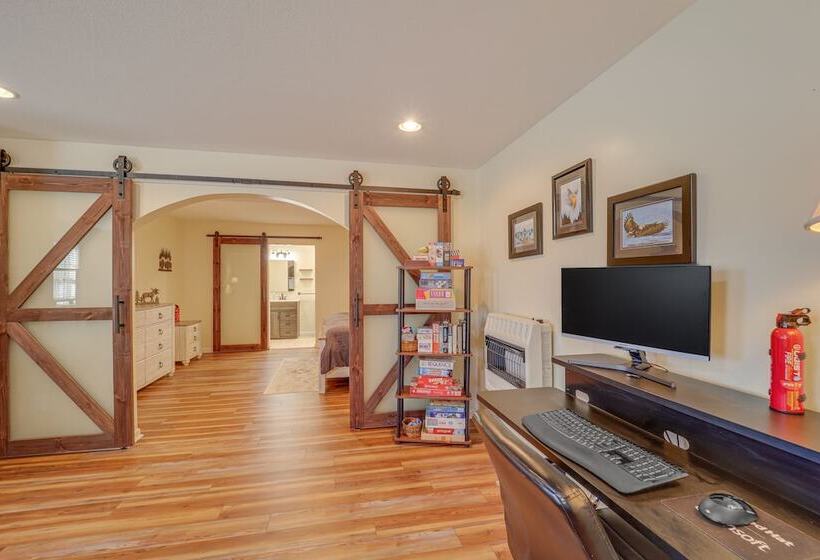 Burnsville Retreat W/ Hot Tub & Mountain Views!