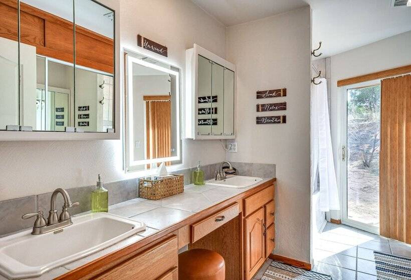 Canyon Rim Retreat W/ Private Yard & Hot Tub!