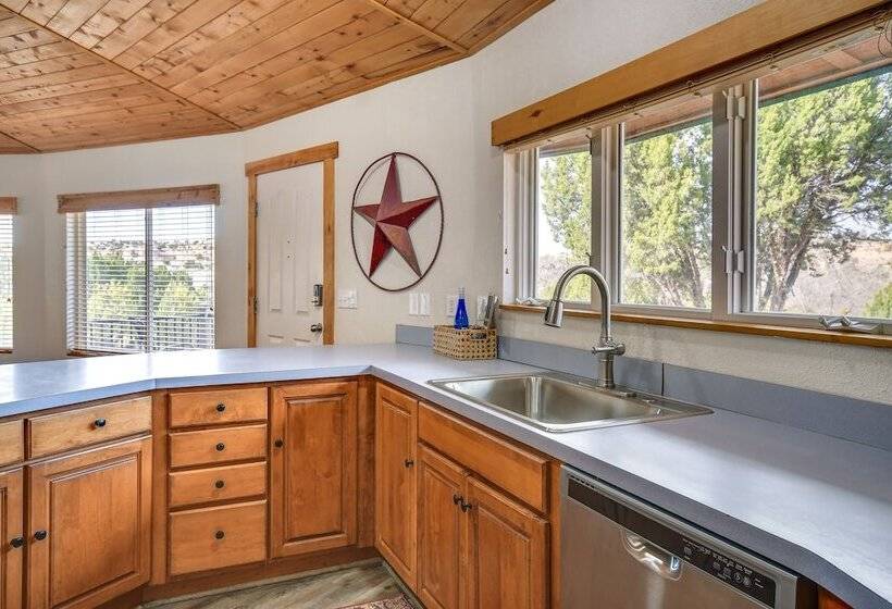 Canyon Rim Retreat W/ Private Yard & Hot Tub!