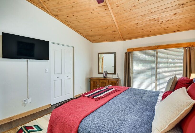 Canyon Rim Retreat W/ Private Yard & Hot Tub!