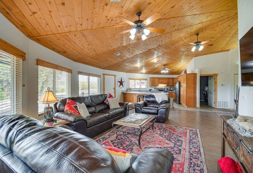 Canyon Rim Retreat W/ Private Yard & Hot Tub!