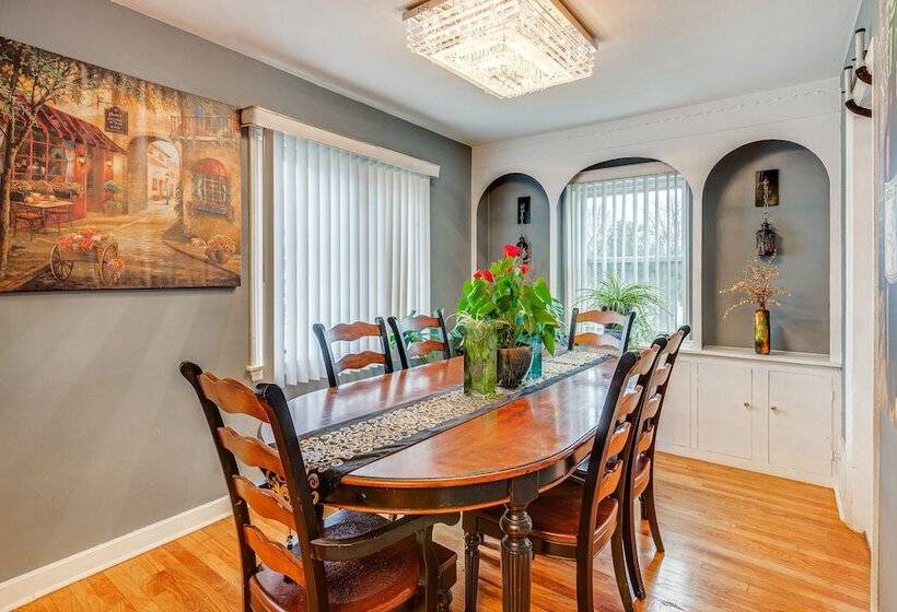 Charming Bergenfield Retreat: 16 Mi To Manhattan!