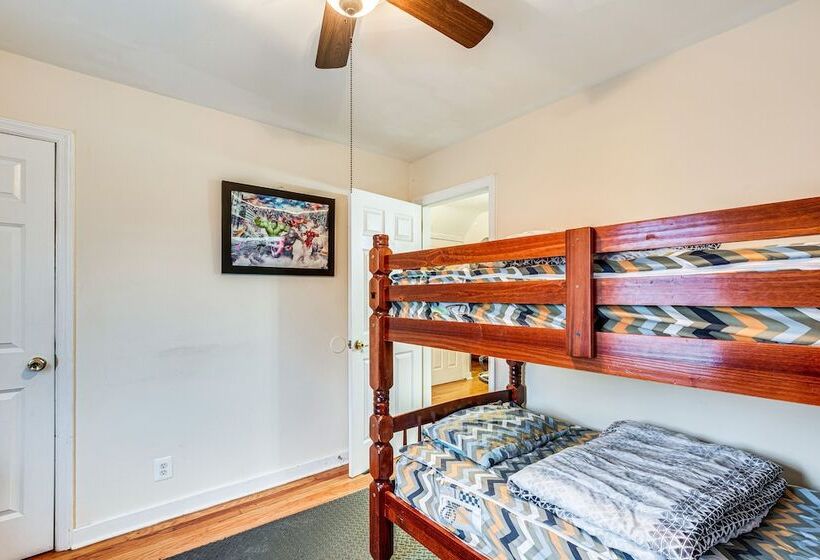 Charming Bergenfield Retreat: 16 Mi To Manhattan!