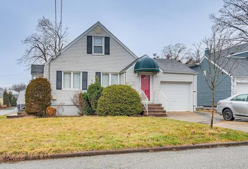 Charming Bergenfield Retreat: 16 Mi To Manhattan!