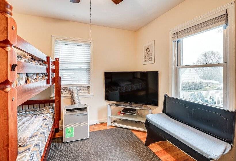 Charming Bergenfield Retreat: 16 Mi To Manhattan!