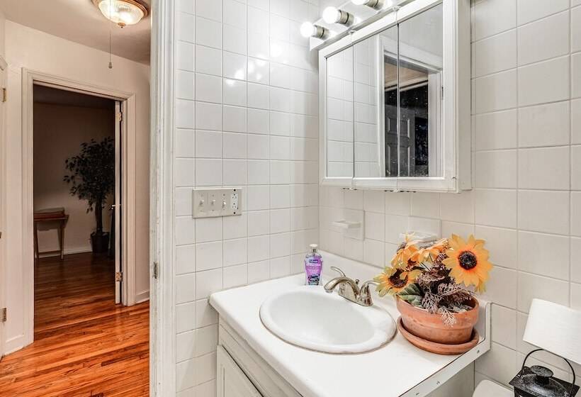 Charming Bergenfield Retreat: 16 Mi To Manhattan!