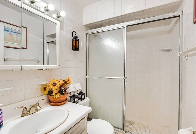 Charming Bergenfield Retreat: 16 Mi To Manhattan!