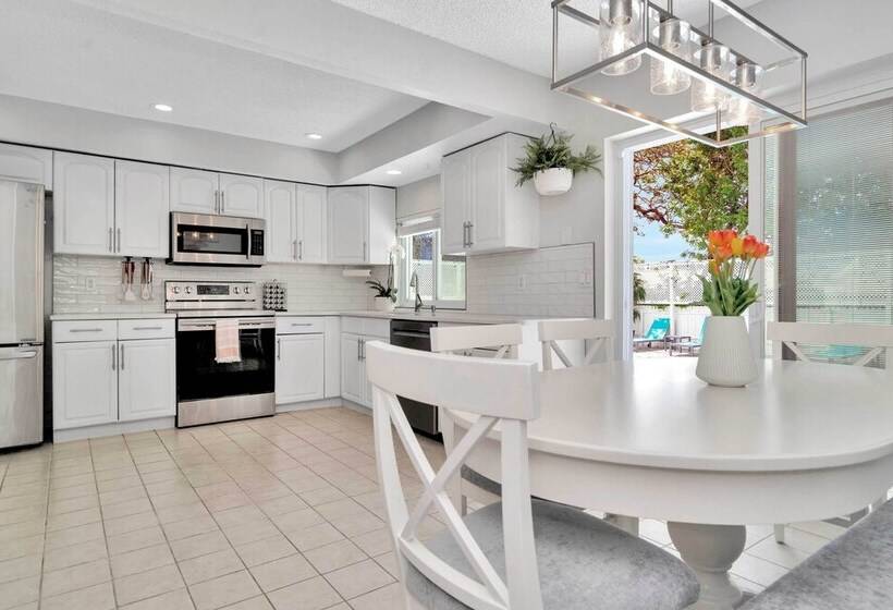 Charming Largo Home W/ Private Pool: 1 Mi To Beach