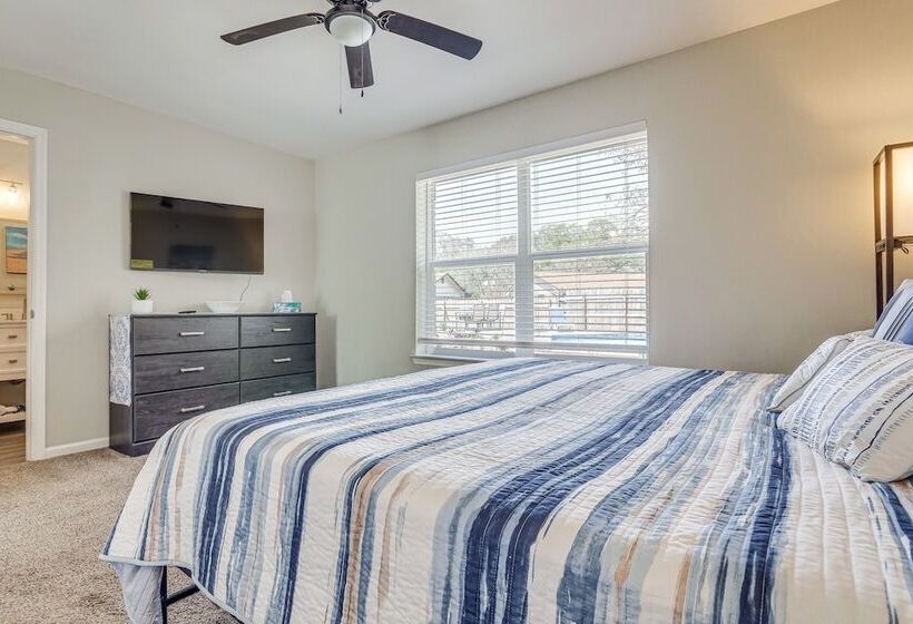 Charming Pensacola Home W/ Screened Lanai & Grill!