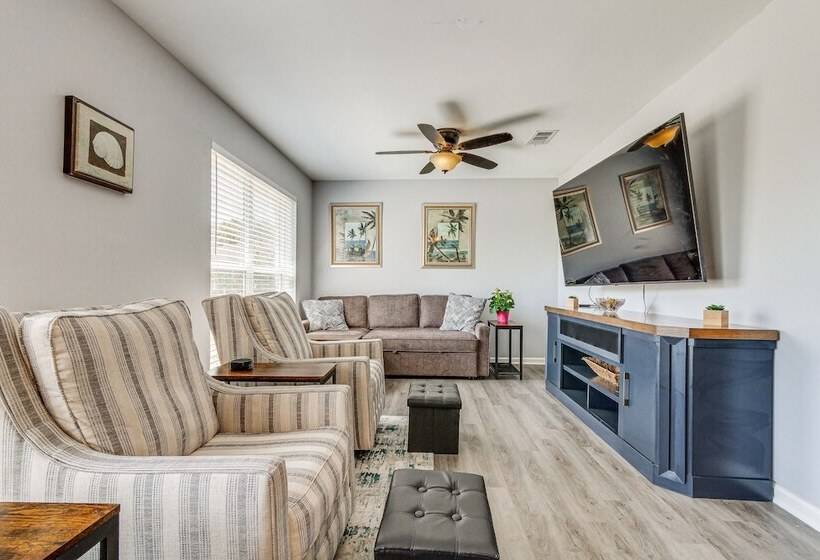 Charming Pensacola Home W/ Screened Lanai & Grill!