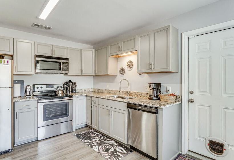 Charming Pensacola Home W/ Screened Lanai & Grill!