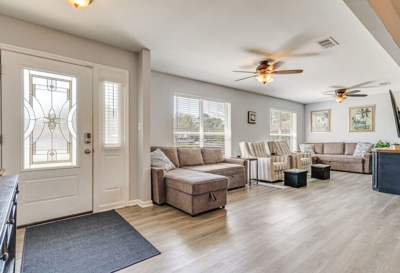 Charming Pensacola Home W/ Screened Lanai & Grill!