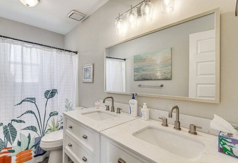 Charming Pensacola Home W/ Screened Lanai & Grill!