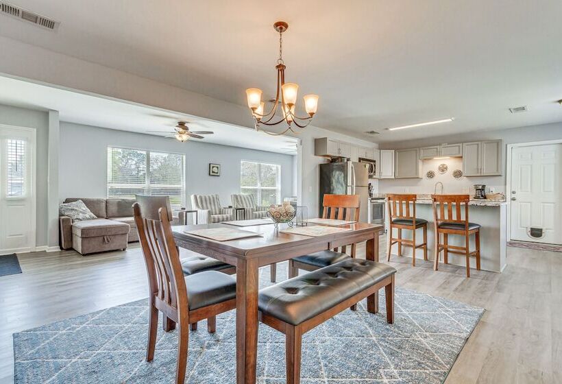 Charming Pensacola Home W/ Screened Lanai & Grill!