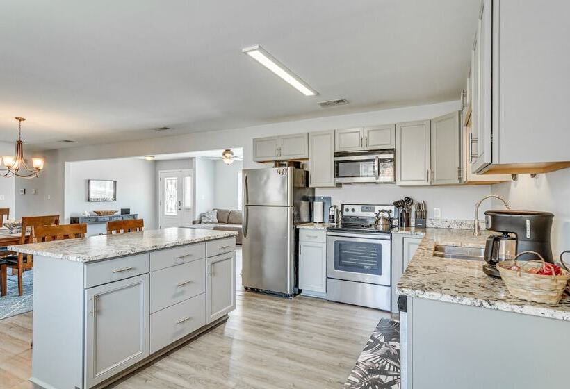 Charming Pensacola Home W/ Screened Lanai & Grill!