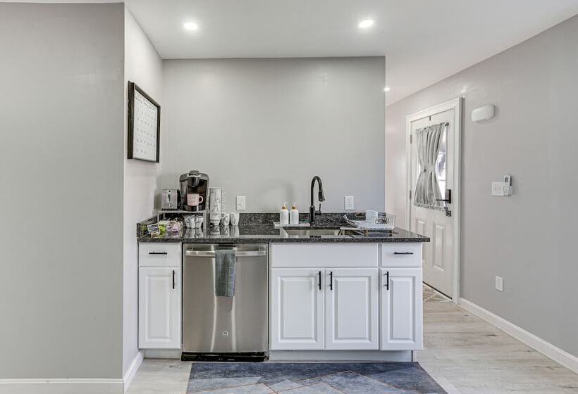 Coastal Lynn Escape W/ Fireplace: 3 Mi To Beaches