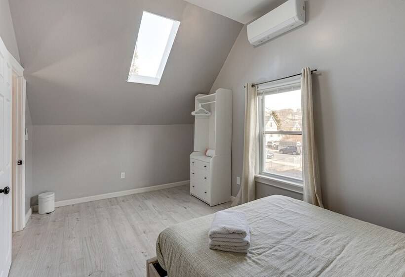 Coastal Lynn Escape W/ Fireplace: 3 Mi To Beaches