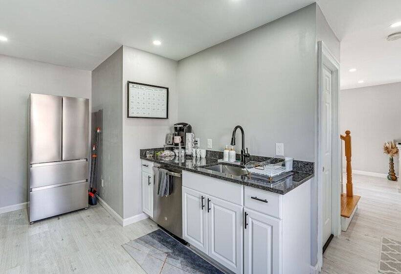 Coastal Lynn Escape W/ Fireplace: 3 Mi To Beaches