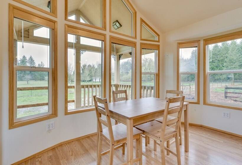 Cozy Farm Cottage: 41 Mi To Mount St Helens!