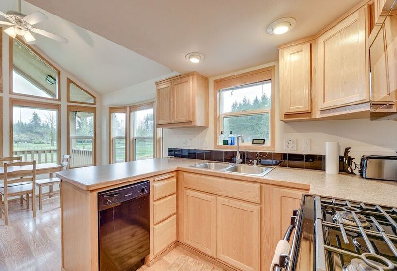 Cozy Farm Cottage: 41 Mi To Mount St Helens!