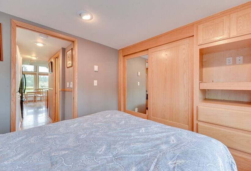 Cozy Farm Cottage: 41 Mi To Mount St Helens!