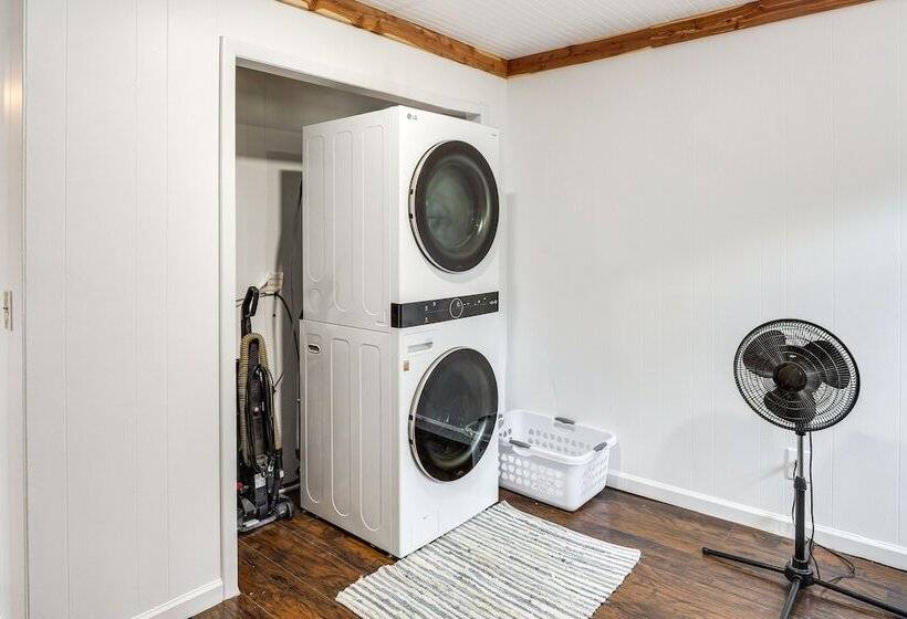 Cozy Tennessee Cabin W/ Deck, Grill & Fireplace!