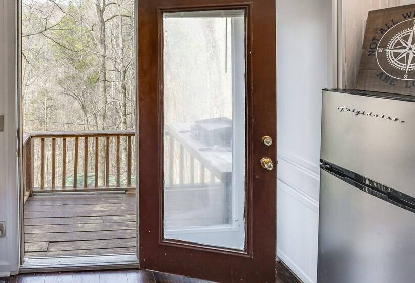Cozy Tennessee Cabin W/ Deck, Grill & Fireplace!